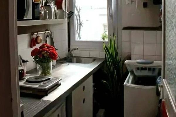 CHARMANT APPARTMENT RENOVE  AU DERNIER ETAGE D'UN BEL IMMEUBLE ANCIEN AVEC BALCON METRO CONVENTION