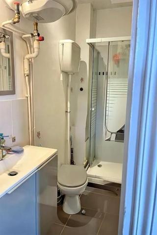 CHARMANT APPARTMENT RENOVE  AU DERNIER ETAGE D'UN BEL IMMEUBLE ANCIEN AVEC BALCON METRO CONVENTION