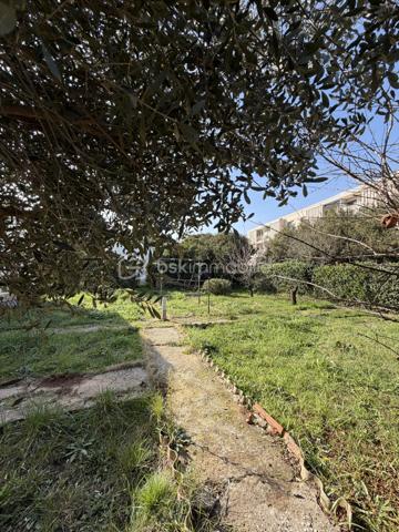 Maison de plain-pied à fort potentiel !

Vous avez envie de vous approprier votre futur chez vous, de le façonner à votre image, de bricoler et de vous investir dans la création de votre nid douillet ?
Alors cette maison est faite pour vous !

En effet, des travaux de rénovation sont à prévoir, mais ils laisseront libre cours à votre imagination pour révéler tout le potentiel de cette maison et en faire un lieu unique, à votre goût.

Située sur le côté Ouest de Six-Fours-Les-Plages, elle bénéficie d'un emplacement particulièrement recherché offrant un accès aisé à la Plage ainsi qu'au centre ville, pour un cadre de vie aussi pratique qu'agréable.

De plain-pied, la maison propose actuellement 4 chambres. Une rénovation permettra toutefois d'optimiser les volumes pour en faire un confortable T4 (3 chambres), mieux adapté aux modes de vie actuels. Pour information, les combles sont aussi exploitables si besoin.

Côté prestations, vous disposez déjà de plusieurs équipements appréciables :
. Véranda dès l'entrée ;
. Fenêtres double vitrage (à part la salle de bains et wc) ;
. Volets aluminium (idéal pour l'entretien) ;
. Climatisation réversible ;
. Garage ;
. Stationnement aisé au sein de la parcelle ;
. Stationnement extérieurs supplémentaires dans le lotissement.

Implantée sur une parcelle agréable, elle dispose d'un beau jardin de 685 m2. un léger vis à vis sur un côté du jardin pouvant être facilement atténué par des aménagements paysagers afin de créer un espace extérieur plus intimiste.
Lotissement très calme et recherché avec de faibles charges qui s'élèvent à 200 euros par an.

Bricoleurs, amoureux des projets de rénovation : Une belle opportunité à ne pas manquer dans un secteur privilégié ! Nous pourrons si besoin vous accompagner dans votre projet avec de très bons artisans. Des devis et plans sont en cours. Les premières photos de l'annonce correspondent à un projet possible à réaliser en cassant le mur de l'entrée et le mur de la chambre 4.

pour plus d'information, contactez-moi sans tarder ! Disponible 7j/7