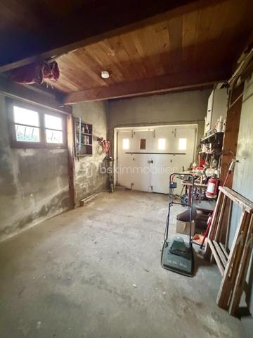 Maison de plain-pied à fort potentiel !

Vous avez envie de vous approprier votre futur chez vous, de le façonner à votre image, de bricoler et de vous investir dans la création de votre nid douillet ?
Alors cette maison est faite pour vous !

En effet, des travaux de rénovation sont à prévoir, mais ils laisseront libre cours à votre imagination pour révéler tout le potentiel de cette maison et en faire un lieu unique, à votre goût.

Située sur le côté Ouest de Six-Fours-Les-Plages, elle bénéficie d'un emplacement particulièrement recherché offrant un accès aisé à la Plage ainsi qu'au centre ville, pour un cadre de vie aussi pratique qu'agréable.

De plain-pied, la maison propose actuellement 4 chambres. Une rénovation permettra toutefois d'optimiser les volumes pour en faire un confortable T4 (3 chambres), mieux adapté aux modes de vie actuels. Pour information, les combles sont aussi exploitables si besoin.

Côté prestations, vous disposez déjà de plusieurs équipements appréciables :
. Véranda dès l'entrée ;
. Fenêtres double vitrage (à part la salle de bains et wc) ;
. Volets aluminium (idéal pour l'entretien) ;
. Climatisation réversible ;
. Garage ;
. Stationnement aisé au sein de la parcelle ;
. Stationnement extérieurs supplémentaires dans le lotissement.

Implantée sur une parcelle agréable, elle dispose d'un beau jardin de 685 m2. un léger vis à vis sur un côté du jardin pouvant être facilement atténué par des aménagements paysagers afin de créer un espace extérieur plus intimiste.
Lotissement très calme et recherché avec de faibles charges qui s'élèvent à 200 euros par an.

Bricoleurs, amoureux des projets de rénovation : Une belle opportunité à ne pas manquer dans un secteur privilégié ! Nous pourrons si besoin vous accompagner dans votre projet avec de très bons artisans. Des devis et plans sont en cours. Les premières photos de l'annonce correspondent à un projet possible à réaliser en cassant le mur de l'entrée et le mur de la chambre 4.

pour plus d'information, contactez-moi sans tarder ! Disponible 7j/7