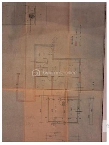 Maison de plain-pied à fort potentiel !

Vous avez envie de vous approprier votre futur chez vous, de le façonner à votre image, de bricoler et de vous investir dans la création de votre nid douillet ?
Alors cette maison est faite pour vous !

En effet, des travaux de rénovation sont à prévoir, mais ils laisseront libre cours à votre imagination pour révéler tout le potentiel de cette maison et en faire un lieu unique, à votre goût.

Située sur le côté Ouest de Six-Fours-Les-Plages, elle bénéficie d'un emplacement particulièrement recherché offrant un accès aisé à la Plage ainsi qu'au centre ville, pour un cadre de vie aussi pratique qu'agréable.

De plain-pied, la maison propose actuellement 4 chambres. Une rénovation permettra toutefois d'optimiser les volumes pour en faire un confortable T4 (3 chambres), mieux adapté aux modes de vie actuels. Pour information, les combles sont aussi exploitables si besoin.

Côté prestations, vous disposez déjà de plusieurs équipements appréciables :
. Véranda dès l'entrée ;
. Fenêtres double vitrage (à part la salle de bains et wc) ;
. Volets aluminium (idéal pour l'entretien) ;
. Climatisation réversible ;
. Garage ;
. Stationnement aisé au sein de la parcelle ;
. Stationnement extérieurs supplémentaires dans le lotissement.

Implantée sur une parcelle agréable, elle dispose d'un beau jardin de 685 m2. un léger vis à vis sur un côté du jardin pouvant être facilement atténué par des aménagements paysagers afin de créer un espace extérieur plus intimiste.
Lotissement très calme et recherché avec de faibles charges qui s'élèvent à 200 euros par an.

Bricoleurs, amoureux des projets de rénovation : Une belle opportunité à ne pas manquer dans un secteur privilégié ! Nous pourrons si besoin vous accompagner dans votre projet avec de très bons artisans. Des devis et plans sont en cours. Les premières photos de l'annonce correspondent à un projet possible à réaliser en cassant le mur de l'entrée et le mur de la chambre 4.

pour plus d'information, contactez-moi sans tarder ! Disponible 7j/7