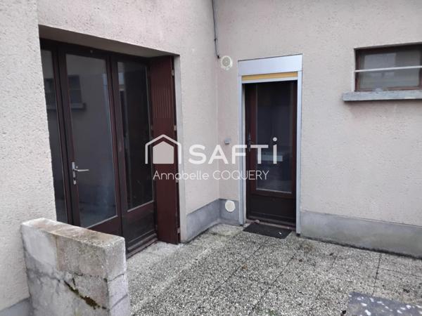 Bien immobilier composé de 2 maisons avec garages.