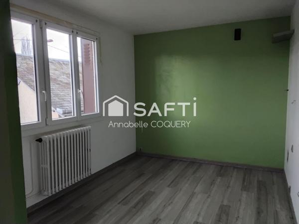 Bien immobilier composé de 2 maisons avec garages.