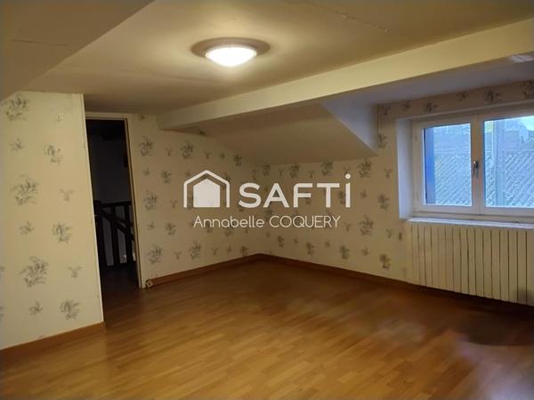 Bien immobilier composé de 2 maisons avec garages.