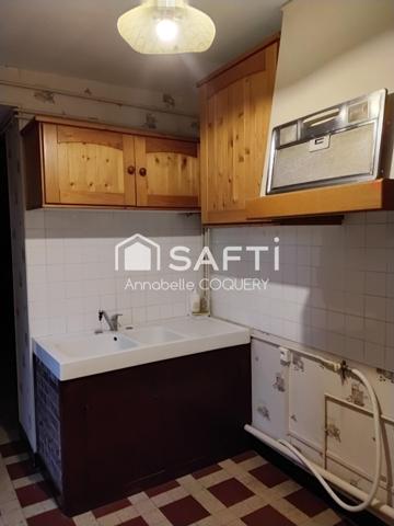 Bien immobilier composé de 2 maisons avec garages.