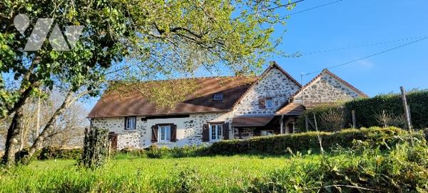Fermette restaurée comprenant trois chambres, cuisine, grande salle à manger,jardin