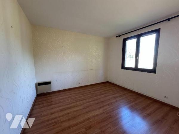 Exclusivité :
Pavillon sur sous-sol surélevé comprenant  au sous-sol : une entrée desservant u...