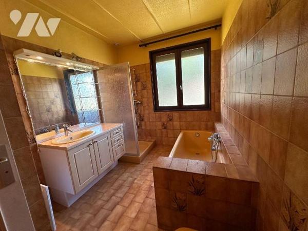 Exclusivité :
Pavillon sur sous-sol surélevé comprenant  au sous-sol : une entrée desservant u...