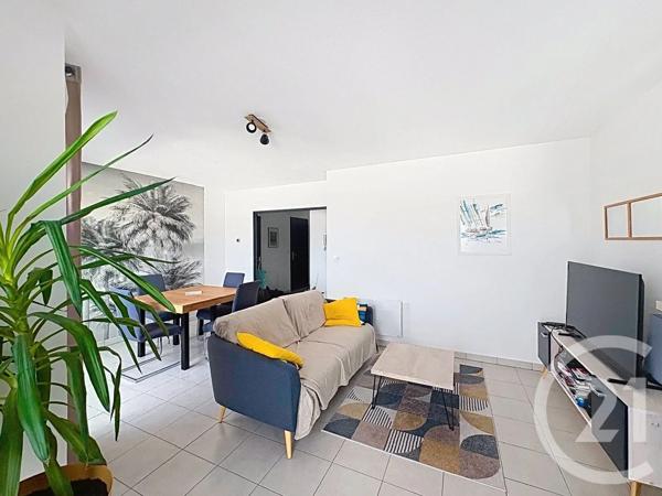Appartement T3 à vendre  3 pièces - 68,93 m 2   LAVAL  - 53