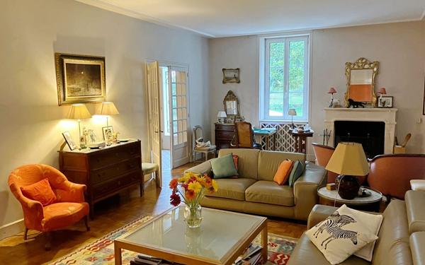 Maison à vendre    11 pièces •  Touvre