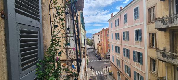 Appartement
         3 pièces
        - 50 m² Exclusivité 220 000 € *