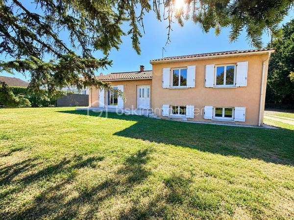 Aux portes de Sèvres-Anxaumont, découvrez cette maison familiale aux beaux volumes, bénéficiant d’une rénovation intérieure complète et d’un vaste terrain de plus de 2 000 m² !

Située à Saint-Julien-l’Ars, cette maison construite en 1983 développe environ 112 m² habitables et offre un cadre de vie agréable, avec de beaux espaces intérieurs et un extérieur généreux.

Dès l’entrée, vous serez accueilli par un grand hall avec placard de rangement, qui dessert un salon-séjour lumineux et une cuisine semi-ouverte, aménagée et équipée. Vous y retrouverez notamment une plaque à induction, une hotte, un réfrigérateur intégré, un four et un four micro-ondes.

Quelques marches mènent à l’espace nuit, composé de 4 belles chambres, dont 2 avec placards, d’une salle d’eau contemporaine entièrement rénovée et d’un WC indépendant.

Un intérieur entièrement rénové pour un confort immédiat ! Les travaux comprennent le remplacement de toutes les menuiseries extérieures et de la porte d’entrée, l’installation de volets battants en PVC, la réfection complète de l’électricité, la pose de nouveaux revêtements de sol, la rénovation des peintures, ainsi que l’installation de radiateurs électriques à inertie récents. La cuisine équipée et la salle d’eau ont également été entièrement refaites. Le chauffe-eau a été remplacé en 2022.

Côté extérieur, vous profiterez d’une parcelle d’environ 2 030 m², offrant de nombreuses possibilités d’aménagement. Une terrasse d’environ 30 m², accessible depuis la cuisine et le salon, vous permettra de profiter pleinement des beaux jours. À l’arrière, la vue dégagée sur une zone naturelle non constructible apporte une agréable sensation d’espace.

Un autre atout vient compléter l’ensemble : un sous-sol semi-enterré de 68 m², équipé de quatre fenêtres en double vitrage et de deux points d’eau, avec la possibilité d’y stationner un véhicule. Il offre un espace pratique pour le rangement, le bricolage, une buanderie ou un atelier.

La maison dispose également d’un conduit de cheminée permettant d’envisager l’installation d’un poêle à granulés. 

Les travaux effectués sont documentés par des factures, justificatifs et garanties disponibles.

Les atouts de cette maison :

- 4 belles chambres
- Terrain de 2 030 m²
- Rénovation intérieure complète
- Cuisine aménagée et équipée à neuf
- Salle d’eau contemporaine rénovée
- Électricité, menuiseries, sols et chauffage rénovés ou remplacés

- Sous-sol de 68 m²
- Terrasse de 30 m²
- Tout-à-l’égout

Vue dégagée sur une zone naturelle

Situation recherchée aux portes de Sèvres-Anxaumont

Vous recherchez une maison familiale avec 4 chambres, un grand terrain et un intérieur rénové ? Contactez-moi pour découvrir ce bien et organiser une visite !