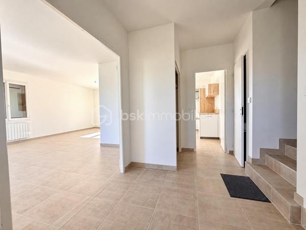 Aux portes de Sèvres-Anxaumont, découvrez cette maison familiale aux beaux volumes, bénéficiant d’une rénovation intérieure complète et d’un vaste terrain de plus de 2 000 m² !

Située à Saint-Julien-l’Ars, cette maison construite en 1983 développe environ 112 m² habitables et offre un cadre de vie agréable, avec de beaux espaces intérieurs et un extérieur généreux.

Dès l’entrée, vous serez accueilli par un grand hall avec placard de rangement, qui dessert un salon-séjour lumineux et une cuisine semi-ouverte, aménagée et équipée. Vous y retrouverez notamment une plaque à induction, une hotte, un réfrigérateur intégré, un four et un four micro-ondes.

Quelques marches mènent à l’espace nuit, composé de 4 belles chambres, dont 2 avec placards, d’une salle d’eau contemporaine entièrement rénovée et d’un WC indépendant.

Un intérieur entièrement rénové pour un confort immédiat ! Les travaux comprennent le remplacement de toutes les menuiseries extérieures et de la porte d’entrée, l’installation de volets battants en PVC, la réfection complète de l’électricité, la pose de nouveaux revêtements de sol, la rénovation des peintures, ainsi que l’installation de radiateurs électriques à inertie récents. La cuisine équipée et la salle d’eau ont également été entièrement refaites. Le chauffe-eau a été remplacé en 2022.

Côté extérieur, vous profiterez d’une parcelle d’environ 2 030 m², offrant de nombreuses possibilités d’aménagement. Une terrasse d’environ 30 m², accessible depuis la cuisine et le salon, vous permettra de profiter pleinement des beaux jours. À l’arrière, la vue dégagée sur une zone naturelle non constructible apporte une agréable sensation d’espace.

Un autre atout vient compléter l’ensemble : un sous-sol semi-enterré de 68 m², équipé de quatre fenêtres en double vitrage et de deux points d’eau, avec la possibilité d’y stationner un véhicule. Il offre un espace pratique pour le rangement, le bricolage, une buanderie ou un atelier.

La maison dispose également d’un conduit de cheminée permettant d’envisager l’installation d’un poêle à granulés. 

Les travaux effectués sont documentés par des factures, justificatifs et garanties disponibles.

Les atouts de cette maison :

- 4 belles chambres
- Terrain de 2 030 m²
- Rénovation intérieure complète
- Cuisine aménagée et équipée à neuf
- Salle d’eau contemporaine rénovée
- Électricité, menuiseries, sols et chauffage rénovés ou remplacés

- Sous-sol de 68 m²
- Terrasse de 30 m²
- Tout-à-l’égout

Vue dégagée sur une zone naturelle

Situation recherchée aux portes de Sèvres-Anxaumont

Vous recherchez une maison familiale avec 4 chambres, un grand terrain et un intérieur rénové ? Contactez-moi pour découvrir ce bien et organiser une visite !