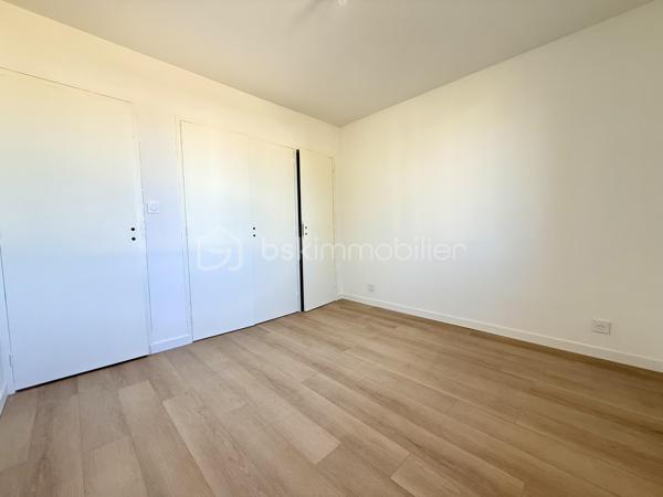 Aux portes de Sèvres-Anxaumont, découvrez cette maison familiale aux beaux volumes, bénéficiant d’une rénovation intérieure complète et d’un vaste terrain de plus de 2 000 m² !

Située à Saint-Julien-l’Ars, cette maison construite en 1983 développe environ 112 m² habitables et offre un cadre de vie agréable, avec de beaux espaces intérieurs et un extérieur généreux.

Dès l’entrée, vous serez accueilli par un grand hall avec placard de rangement, qui dessert un salon-séjour lumineux et une cuisine semi-ouverte, aménagée et équipée. Vous y retrouverez notamment une plaque à induction, une hotte, un réfrigérateur intégré, un four et un four micro-ondes.

Quelques marches mènent à l’espace nuit, composé de 4 belles chambres, dont 2 avec placards, d’une salle d’eau contemporaine entièrement rénovée et d’un WC indépendant.

Un intérieur entièrement rénové pour un confort immédiat ! Les travaux comprennent le remplacement de toutes les menuiseries extérieures et de la porte d’entrée, l’installation de volets battants en PVC, la réfection complète de l’électricité, la pose de nouveaux revêtements de sol, la rénovation des peintures, ainsi que l’installation de radiateurs électriques à inertie récents. La cuisine équipée et la salle d’eau ont également été entièrement refaites. Le chauffe-eau a été remplacé en 2022.

Côté extérieur, vous profiterez d’une parcelle d’environ 2 030 m², offrant de nombreuses possibilités d’aménagement. Une terrasse d’environ 30 m², accessible depuis la cuisine et le salon, vous permettra de profiter pleinement des beaux jours. À l’arrière, la vue dégagée sur une zone naturelle non constructible apporte une agréable sensation d’espace.

Un autre atout vient compléter l’ensemble : un sous-sol semi-enterré de 68 m², équipé de quatre fenêtres en double vitrage et de deux points d’eau, avec la possibilité d’y stationner un véhicule. Il offre un espace pratique pour le rangement, le bricolage, une buanderie ou un atelier.

La maison dispose également d’un conduit de cheminée permettant d’envisager l’installation d’un poêle à granulés. 

Les travaux effectués sont documentés par des factures, justificatifs et garanties disponibles.

Les atouts de cette maison :

- 4 belles chambres
- Terrain de 2 030 m²
- Rénovation intérieure complète
- Cuisine aménagée et équipée à neuf
- Salle d’eau contemporaine rénovée
- Électricité, menuiseries, sols et chauffage rénovés ou remplacés

- Sous-sol de 68 m²
- Terrasse de 30 m²
- Tout-à-l’égout

Vue dégagée sur une zone naturelle

Situation recherchée aux portes de Sèvres-Anxaumont

Vous recherchez une maison familiale avec 4 chambres, un grand terrain et un intérieur rénové ? Contactez-moi pour découvrir ce bien et organiser une visite !