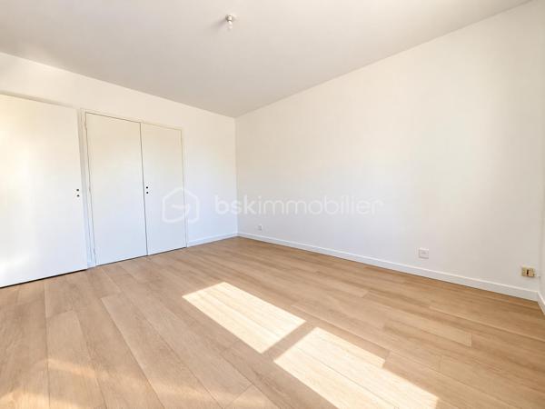 Aux portes de Sèvres-Anxaumont, découvrez cette maison familiale aux beaux volumes, bénéficiant d’une rénovation intérieure complète et d’un vaste terrain de plus de 2 000 m² !

Située à Saint-Julien-l’Ars, cette maison construite en 1983 développe environ 112 m² habitables et offre un cadre de vie agréable, avec de beaux espaces intérieurs et un extérieur généreux.

Dès l’entrée, vous serez accueilli par un grand hall avec placard de rangement, qui dessert un salon-séjour lumineux et une cuisine semi-ouverte, aménagée et équipée. Vous y retrouverez notamment une plaque à induction, une hotte, un réfrigérateur intégré, un four et un four micro-ondes.

Quelques marches mènent à l’espace nuit, composé de 4 belles chambres, dont 2 avec placards, d’une salle d’eau contemporaine entièrement rénovée et d’un WC indépendant.

Un intérieur entièrement rénové pour un confort immédiat ! Les travaux comprennent le remplacement de toutes les menuiseries extérieures et de la porte d’entrée, l’installation de volets battants en PVC, la réfection complète de l’électricité, la pose de nouveaux revêtements de sol, la rénovation des peintures, ainsi que l’installation de radiateurs électriques à inertie récents. La cuisine équipée et la salle d’eau ont également été entièrement refaites. Le chauffe-eau a été remplacé en 2022.

Côté extérieur, vous profiterez d’une parcelle d’environ 2 030 m², offrant de nombreuses possibilités d’aménagement. Une terrasse d’environ 30 m², accessible depuis la cuisine et le salon, vous permettra de profiter pleinement des beaux jours. À l’arrière, la vue dégagée sur une zone naturelle non constructible apporte une agréable sensation d’espace.

Un autre atout vient compléter l’ensemble : un sous-sol semi-enterré de 68 m², équipé de quatre fenêtres en double vitrage et de deux points d’eau, avec la possibilité d’y stationner un véhicule. Il offre un espace pratique pour le rangement, le bricolage, une buanderie ou un atelier.

La maison dispose également d’un conduit de cheminée permettant d’envisager l’installation d’un poêle à granulés. 

Les travaux effectués sont documentés par des factures, justificatifs et garanties disponibles.

Les atouts de cette maison :

- 4 belles chambres
- Terrain de 2 030 m²
- Rénovation intérieure complète
- Cuisine aménagée et équipée à neuf
- Salle d’eau contemporaine rénovée
- Électricité, menuiseries, sols et chauffage rénovés ou remplacés

- Sous-sol de 68 m²
- Terrasse de 30 m²
- Tout-à-l’égout

Vue dégagée sur une zone naturelle

Situation recherchée aux portes de Sèvres-Anxaumont

Vous recherchez une maison familiale avec 4 chambres, un grand terrain et un intérieur rénové ? Contactez-moi pour découvrir ce bien et organiser une visite !