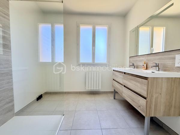 Aux portes de Sèvres-Anxaumont, découvrez cette maison familiale aux beaux volumes, bénéficiant d’une rénovation intérieure complète et d’un vaste terrain de plus de 2 000 m² !

Située à Saint-Julien-l’Ars, cette maison construite en 1983 développe environ 112 m² habitables et offre un cadre de vie agréable, avec de beaux espaces intérieurs et un extérieur généreux.

Dès l’entrée, vous serez accueilli par un grand hall avec placard de rangement, qui dessert un salon-séjour lumineux et une cuisine semi-ouverte, aménagée et équipée. Vous y retrouverez notamment une plaque à induction, une hotte, un réfrigérateur intégré, un four et un four micro-ondes.

Quelques marches mènent à l’espace nuit, composé de 4 belles chambres, dont 2 avec placards, d’une salle d’eau contemporaine entièrement rénovée et d’un WC indépendant.

Un intérieur entièrement rénové pour un confort immédiat ! Les travaux comprennent le remplacement de toutes les menuiseries extérieures et de la porte d’entrée, l’installation de volets battants en PVC, la réfection complète de l’électricité, la pose de nouveaux revêtements de sol, la rénovation des peintures, ainsi que l’installation de radiateurs électriques à inertie récents. La cuisine équipée et la salle d’eau ont également été entièrement refaites. Le chauffe-eau a été remplacé en 2022.

Côté extérieur, vous profiterez d’une parcelle d’environ 2 030 m², offrant de nombreuses possibilités d’aménagement. Une terrasse d’environ 30 m², accessible depuis la cuisine et le salon, vous permettra de profiter pleinement des beaux jours. À l’arrière, la vue dégagée sur une zone naturelle non constructible apporte une agréable sensation d’espace.

Un autre atout vient compléter l’ensemble : un sous-sol semi-enterré de 68 m², équipé de quatre fenêtres en double vitrage et de deux points d’eau, avec la possibilité d’y stationner un véhicule. Il offre un espace pratique pour le rangement, le bricolage, une buanderie ou un atelier.

La maison dispose également d’un conduit de cheminée permettant d’envisager l’installation d’un poêle à granulés. 

Les travaux effectués sont documentés par des factures, justificatifs et garanties disponibles.

Les atouts de cette maison :

- 4 belles chambres
- Terrain de 2 030 m²
- Rénovation intérieure complète
- Cuisine aménagée et équipée à neuf
- Salle d’eau contemporaine rénovée
- Électricité, menuiseries, sols et chauffage rénovés ou remplacés

- Sous-sol de 68 m²
- Terrasse de 30 m²
- Tout-à-l’égout

Vue dégagée sur une zone naturelle

Situation recherchée aux portes de Sèvres-Anxaumont

Vous recherchez une maison familiale avec 4 chambres, un grand terrain et un intérieur rénové ? Contactez-moi pour découvrir ce bien et organiser une visite !