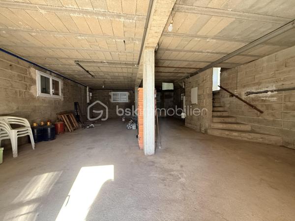 Aux portes de Sèvres-Anxaumont, découvrez cette maison familiale aux beaux volumes, bénéficiant d’une rénovation intérieure complète et d’un vaste terrain de plus de 2 000 m² !

Située à Saint-Julien-l’Ars, cette maison construite en 1983 développe environ 112 m² habitables et offre un cadre de vie agréable, avec de beaux espaces intérieurs et un extérieur généreux.

Dès l’entrée, vous serez accueilli par un grand hall avec placard de rangement, qui dessert un salon-séjour lumineux et une cuisine semi-ouverte, aménagée et équipée. Vous y retrouverez notamment une plaque à induction, une hotte, un réfrigérateur intégré, un four et un four micro-ondes.

Quelques marches mènent à l’espace nuit, composé de 4 belles chambres, dont 2 avec placards, d’une salle d’eau contemporaine entièrement rénovée et d’un WC indépendant.

Un intérieur entièrement rénové pour un confort immédiat ! Les travaux comprennent le remplacement de toutes les menuiseries extérieures et de la porte d’entrée, l’installation de volets battants en PVC, la réfection complète de l’électricité, la pose de nouveaux revêtements de sol, la rénovation des peintures, ainsi que l’installation de radiateurs électriques à inertie récents. La cuisine équipée et la salle d’eau ont également été entièrement refaites. Le chauffe-eau a été remplacé en 2022.

Côté extérieur, vous profiterez d’une parcelle d’environ 2 030 m², offrant de nombreuses possibilités d’aménagement. Une terrasse d’environ 30 m², accessible depuis la cuisine et le salon, vous permettra de profiter pleinement des beaux jours. À l’arrière, la vue dégagée sur une zone naturelle non constructible apporte une agréable sensation d’espace.

Un autre atout vient compléter l’ensemble : un sous-sol semi-enterré de 68 m², équipé de quatre fenêtres en double vitrage et de deux points d’eau, avec la possibilité d’y stationner un véhicule. Il offre un espace pratique pour le rangement, le bricolage, une buanderie ou un atelier.

La maison dispose également d’un conduit de cheminée permettant d’envisager l’installation d’un poêle à granulés. 

Les travaux effectués sont documentés par des factures, justificatifs et garanties disponibles.

Les atouts de cette maison :

- 4 belles chambres
- Terrain de 2 030 m²
- Rénovation intérieure complète
- Cuisine aménagée et équipée à neuf
- Salle d’eau contemporaine rénovée
- Électricité, menuiseries, sols et chauffage rénovés ou remplacés

- Sous-sol de 68 m²
- Terrasse de 30 m²
- Tout-à-l’égout

Vue dégagée sur une zone naturelle

Situation recherchée aux portes de Sèvres-Anxaumont

Vous recherchez une maison familiale avec 4 chambres, un grand terrain et un intérieur rénové ? Contactez-moi pour découvrir ce bien et organiser une visite !