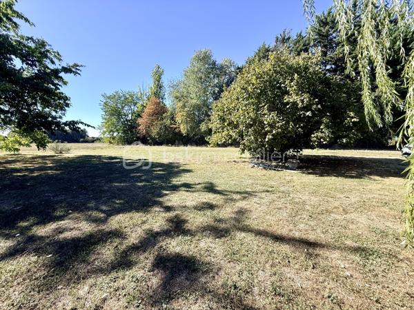 Aux portes de Sèvres-Anxaumont, découvrez cette maison familiale aux beaux volumes, bénéficiant d’une rénovation intérieure complète et d’un vaste terrain de plus de 2 000 m² !

Située à Saint-Julien-l’Ars, cette maison construite en 1983 développe environ 112 m² habitables et offre un cadre de vie agréable, avec de beaux espaces intérieurs et un extérieur généreux.

Dès l’entrée, vous serez accueilli par un grand hall avec placard de rangement, qui dessert un salon-séjour lumineux et une cuisine semi-ouverte, aménagée et équipée. Vous y retrouverez notamment une plaque à induction, une hotte, un réfrigérateur intégré, un four et un four micro-ondes.

Quelques marches mènent à l’espace nuit, composé de 4 belles chambres, dont 2 avec placards, d’une salle d’eau contemporaine entièrement rénovée et d’un WC indépendant.

Un intérieur entièrement rénové pour un confort immédiat ! Les travaux comprennent le remplacement de toutes les menuiseries extérieures et de la porte d’entrée, l’installation de volets battants en PVC, la réfection complète de l’électricité, la pose de nouveaux revêtements de sol, la rénovation des peintures, ainsi que l’installation de radiateurs électriques à inertie récents. La cuisine équipée et la salle d’eau ont également été entièrement refaites. Le chauffe-eau a été remplacé en 2022.

Côté extérieur, vous profiterez d’une parcelle d’environ 2 030 m², offrant de nombreuses possibilités d’aménagement. Une terrasse d’environ 30 m², accessible depuis la cuisine et le salon, vous permettra de profiter pleinement des beaux jours. À l’arrière, la vue dégagée sur une zone naturelle non constructible apporte une agréable sensation d’espace.

Un autre atout vient compléter l’ensemble : un sous-sol semi-enterré de 68 m², équipé de quatre fenêtres en double vitrage et de deux points d’eau, avec la possibilité d’y stationner un véhicule. Il offre un espace pratique pour le rangement, le bricolage, une buanderie ou un atelier.

La maison dispose également d’un conduit de cheminée permettant d’envisager l’installation d’un poêle à granulés. 

Les travaux effectués sont documentés par des factures, justificatifs et garanties disponibles.

Les atouts de cette maison :

- 4 belles chambres
- Terrain de 2 030 m²
- Rénovation intérieure complète
- Cuisine aménagée et équipée à neuf
- Salle d’eau contemporaine rénovée
- Électricité, menuiseries, sols et chauffage rénovés ou remplacés

- Sous-sol de 68 m²
- Terrasse de 30 m²
- Tout-à-l’égout

Vue dégagée sur une zone naturelle

Situation recherchée aux portes de Sèvres-Anxaumont

Vous recherchez une maison familiale avec 4 chambres, un grand terrain et un intérieur rénové ? Contactez-moi pour découvrir ce bien et organiser une visite !