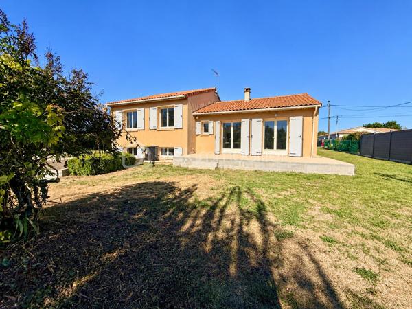 Aux portes de Sèvres-Anxaumont, découvrez cette maison familiale aux beaux volumes, bénéficiant d’une rénovation intérieure complète et d’un vaste terrain de plus de 2 000 m² !

Située à Saint-Julien-l’Ars, cette maison construite en 1983 développe environ 112 m² habitables et offre un cadre de vie agréable, avec de beaux espaces intérieurs et un extérieur généreux.

Dès l’entrée, vous serez accueilli par un grand hall avec placard de rangement, qui dessert un salon-séjour lumineux et une cuisine semi-ouverte, aménagée et équipée. Vous y retrouverez notamment une plaque à induction, une hotte, un réfrigérateur intégré, un four et un four micro-ondes.

Quelques marches mènent à l’espace nuit, composé de 4 belles chambres, dont 2 avec placards, d’une salle d’eau contemporaine entièrement rénovée et d’un WC indépendant.

Un intérieur entièrement rénové pour un confort immédiat ! Les travaux comprennent le remplacement de toutes les menuiseries extérieures et de la porte d’entrée, l’installation de volets battants en PVC, la réfection complète de l’électricité, la pose de nouveaux revêtements de sol, la rénovation des peintures, ainsi que l’installation de radiateurs électriques à inertie récents. La cuisine équipée et la salle d’eau ont également été entièrement refaites. Le chauffe-eau a été remplacé en 2022.

Côté extérieur, vous profiterez d’une parcelle d’environ 2 030 m², offrant de nombreuses possibilités d’aménagement. Une terrasse d’environ 30 m², accessible depuis la cuisine et le salon, vous permettra de profiter pleinement des beaux jours. À l’arrière, la vue dégagée sur une zone naturelle non constructible apporte une agréable sensation d’espace.

Un autre atout vient compléter l’ensemble : un sous-sol semi-enterré de 68 m², équipé de quatre fenêtres en double vitrage et de deux points d’eau, avec la possibilité d’y stationner un véhicule. Il offre un espace pratique pour le rangement, le bricolage, une buanderie ou un atelier.

La maison dispose également d’un conduit de cheminée permettant d’envisager l’installation d’un poêle à granulés. 

Les travaux effectués sont documentés par des factures, justificatifs et garanties disponibles.

Les atouts de cette maison :

- 4 belles chambres
- Terrain de 2 030 m²
- Rénovation intérieure complète
- Cuisine aménagée et équipée à neuf
- Salle d’eau contemporaine rénovée
- Électricité, menuiseries, sols et chauffage rénovés ou remplacés

- Sous-sol de 68 m²
- Terrasse de 30 m²
- Tout-à-l’égout

Vue dégagée sur une zone naturelle

Situation recherchée aux portes de Sèvres-Anxaumont

Vous recherchez une maison familiale avec 4 chambres, un grand terrain et un intérieur rénové ? Contactez-moi pour découvrir ce bien et organiser une visite !