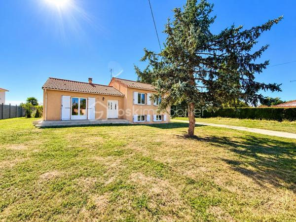 Aux portes de Sèvres-Anxaumont, découvrez cette maison familiale aux beaux volumes, bénéficiant d’une rénovation intérieure complète et d’un vaste terrain de plus de 2 000 m² !

Située à Saint-Julien-l’Ars, cette maison construite en 1983 développe environ 112 m² habitables et offre un cadre de vie agréable, avec de beaux espaces intérieurs et un extérieur généreux.

Dès l’entrée, vous serez accueilli par un grand hall avec placard de rangement, qui dessert un salon-séjour lumineux et une cuisine semi-ouverte, aménagée et équipée. Vous y retrouverez notamment une plaque à induction, une hotte, un réfrigérateur intégré, un four et un four micro-ondes.

Quelques marches mènent à l’espace nuit, composé de 4 belles chambres, dont 2 avec placards, d’une salle d’eau contemporaine entièrement rénovée et d’un WC indépendant.

Un intérieur entièrement rénové pour un confort immédiat ! Les travaux comprennent le remplacement de toutes les menuiseries extérieures et de la porte d’entrée, l’installation de volets battants en PVC, la réfection complète de l’électricité, la pose de nouveaux revêtements de sol, la rénovation des peintures, ainsi que l’installation de radiateurs électriques à inertie récents. La cuisine équipée et la salle d’eau ont également été entièrement refaites. Le chauffe-eau a été remplacé en 2022.

Côté extérieur, vous profiterez d’une parcelle d’environ 2 030 m², offrant de nombreuses possibilités d’aménagement. Une terrasse d’environ 30 m², accessible depuis la cuisine et le salon, vous permettra de profiter pleinement des beaux jours. À l’arrière, la vue dégagée sur une zone naturelle non constructible apporte une agréable sensation d’espace.

Un autre atout vient compléter l’ensemble : un sous-sol semi-enterré de 68 m², équipé de quatre fenêtres en double vitrage et de deux points d’eau, avec la possibilité d’y stationner un véhicule. Il offre un espace pratique pour le rangement, le bricolage, une buanderie ou un atelier.

La maison dispose également d’un conduit de cheminée permettant d’envisager l’installation d’un poêle à granulés. 

Les travaux effectués sont documentés par des factures, justificatifs et garanties disponibles.

Les atouts de cette maison :

- 4 belles chambres
- Terrain de 2 030 m²
- Rénovation intérieure complète
- Cuisine aménagée et équipée à neuf
- Salle d’eau contemporaine rénovée
- Électricité, menuiseries, sols et chauffage rénovés ou remplacés

- Sous-sol de 68 m²
- Terrasse de 30 m²
- Tout-à-l’égout

Vue dégagée sur une zone naturelle

Situation recherchée aux portes de Sèvres-Anxaumont

Vous recherchez une maison familiale avec 4 chambres, un grand terrain et un intérieur rénové ? Contactez-moi pour découvrir ce bien et organiser une visite !