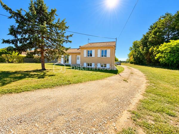 Aux portes de Sèvres-Anxaumont, découvrez cette maison familiale aux beaux volumes, bénéficiant d’une rénovation intérieure complète et d’un vaste terrain de plus de 2 000 m² !

Située à Saint-Julien-l’Ars, cette maison construite en 1983 développe environ 112 m² habitables et offre un cadre de vie agréable, avec de beaux espaces intérieurs et un extérieur généreux.

Dès l’entrée, vous serez accueilli par un grand hall avec placard de rangement, qui dessert un salon-séjour lumineux et une cuisine semi-ouverte, aménagée et équipée. Vous y retrouverez notamment une plaque à induction, une hotte, un réfrigérateur intégré, un four et un four micro-ondes.

Quelques marches mènent à l’espace nuit, composé de 4 belles chambres, dont 2 avec placards, d’une salle d’eau contemporaine entièrement rénovée et d’un WC indépendant.

Un intérieur entièrement rénové pour un confort immédiat ! Les travaux comprennent le remplacement de toutes les menuiseries extérieures et de la porte d’entrée, l’installation de volets battants en PVC, la réfection complète de l’électricité, la pose de nouveaux revêtements de sol, la rénovation des peintures, ainsi que l’installation de radiateurs électriques à inertie récents. La cuisine équipée et la salle d’eau ont également été entièrement refaites. Le chauffe-eau a été remplacé en 2022.

Côté extérieur, vous profiterez d’une parcelle d’environ 2 030 m², offrant de nombreuses possibilités d’aménagement. Une terrasse d’environ 30 m², accessible depuis la cuisine et le salon, vous permettra de profiter pleinement des beaux jours. À l’arrière, la vue dégagée sur une zone naturelle non constructible apporte une agréable sensation d’espace.

Un autre atout vient compléter l’ensemble : un sous-sol semi-enterré de 68 m², équipé de quatre fenêtres en double vitrage et de deux points d’eau, avec la possibilité d’y stationner un véhicule. Il offre un espace pratique pour le rangement, le bricolage, une buanderie ou un atelier.

La maison dispose également d’un conduit de cheminée permettant d’envisager l’installation d’un poêle à granulés. 

Les travaux effectués sont documentés par des factures, justificatifs et garanties disponibles.

Les atouts de cette maison :

- 4 belles chambres
- Terrain de 2 030 m²
- Rénovation intérieure complète
- Cuisine aménagée et équipée à neuf
- Salle d’eau contemporaine rénovée
- Électricité, menuiseries, sols et chauffage rénovés ou remplacés

- Sous-sol de 68 m²
- Terrasse de 30 m²
- Tout-à-l’égout

Vue dégagée sur une zone naturelle

Situation recherchée aux portes de Sèvres-Anxaumont

Vous recherchez une maison familiale avec 4 chambres, un grand terrain et un intérieur rénové ? Contactez-moi pour découvrir ce bien et organiser une visite !