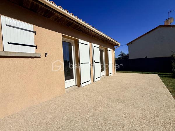 Aux portes de Sèvres-Anxaumont, découvrez cette maison familiale aux beaux volumes, bénéficiant d’une rénovation intérieure complète et d’un vaste terrain de plus de 2 000 m² !

Située à Saint-Julien-l’Ars, cette maison construite en 1983 développe environ 112 m² habitables et offre un cadre de vie agréable, avec de beaux espaces intérieurs et un extérieur généreux.

Dès l’entrée, vous serez accueilli par un grand hall avec placard de rangement, qui dessert un salon-séjour lumineux et une cuisine semi-ouverte, aménagée et équipée. Vous y retrouverez notamment une plaque à induction, une hotte, un réfrigérateur intégré, un four et un four micro-ondes.

Quelques marches mènent à l’espace nuit, composé de 4 belles chambres, dont 2 avec placards, d’une salle d’eau contemporaine entièrement rénovée et d’un WC indépendant.

Un intérieur entièrement rénové pour un confort immédiat ! Les travaux comprennent le remplacement de toutes les menuiseries extérieures et de la porte d’entrée, l’installation de volets battants en PVC, la réfection complète de l’électricité, la pose de nouveaux revêtements de sol, la rénovation des peintures, ainsi que l’installation de radiateurs électriques à inertie récents. La cuisine équipée et la salle d’eau ont également été entièrement refaites. Le chauffe-eau a été remplacé en 2022.

Côté extérieur, vous profiterez d’une parcelle d’environ 2 030 m², offrant de nombreuses possibilités d’aménagement. Une terrasse d’environ 30 m², accessible depuis la cuisine et le salon, vous permettra de profiter pleinement des beaux jours. À l’arrière, la vue dégagée sur une zone naturelle non constructible apporte une agréable sensation d’espace.

Un autre atout vient compléter l’ensemble : un sous-sol semi-enterré de 68 m², équipé de quatre fenêtres en double vitrage et de deux points d’eau, avec la possibilité d’y stationner un véhicule. Il offre un espace pratique pour le rangement, le bricolage, une buanderie ou un atelier.

La maison dispose également d’un conduit de cheminée permettant d’envisager l’installation d’un poêle à granulés. 

Les travaux effectués sont documentés par des factures, justificatifs et garanties disponibles.

Les atouts de cette maison :

- 4 belles chambres
- Terrain de 2 030 m²
- Rénovation intérieure complète
- Cuisine aménagée et équipée à neuf
- Salle d’eau contemporaine rénovée
- Électricité, menuiseries, sols et chauffage rénovés ou remplacés

- Sous-sol de 68 m²
- Terrasse de 30 m²
- Tout-à-l’égout

Vue dégagée sur une zone naturelle

Situation recherchée aux portes de Sèvres-Anxaumont

Vous recherchez une maison familiale avec 4 chambres, un grand terrain et un intérieur rénové ? Contactez-moi pour découvrir ce bien et organiser une visite !
