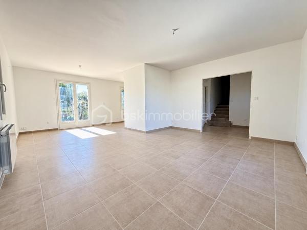 Aux portes de Sèvres-Anxaumont, découvrez cette maison familiale aux beaux volumes, bénéficiant d’une rénovation intérieure complète et d’un vaste terrain de plus de 2 000 m² !

Située à Saint-Julien-l’Ars, cette maison construite en 1983 développe environ 112 m² habitables et offre un cadre de vie agréable, avec de beaux espaces intérieurs et un extérieur généreux.

Dès l’entrée, vous serez accueilli par un grand hall avec placard de rangement, qui dessert un salon-séjour lumineux et une cuisine semi-ouverte, aménagée et équipée. Vous y retrouverez notamment une plaque à induction, une hotte, un réfrigérateur intégré, un four et un four micro-ondes.

Quelques marches mènent à l’espace nuit, composé de 4 belles chambres, dont 2 avec placards, d’une salle d’eau contemporaine entièrement rénovée et d’un WC indépendant.

Un intérieur entièrement rénové pour un confort immédiat ! Les travaux comprennent le remplacement de toutes les menuiseries extérieures et de la porte d’entrée, l’installation de volets battants en PVC, la réfection complète de l’électricité, la pose de nouveaux revêtements de sol, la rénovation des peintures, ainsi que l’installation de radiateurs électriques à inertie récents. La cuisine équipée et la salle d’eau ont également été entièrement refaites. Le chauffe-eau a été remplacé en 2022.

Côté extérieur, vous profiterez d’une parcelle d’environ 2 030 m², offrant de nombreuses possibilités d’aménagement. Une terrasse d’environ 30 m², accessible depuis la cuisine et le salon, vous permettra de profiter pleinement des beaux jours. À l’arrière, la vue dégagée sur une zone naturelle non constructible apporte une agréable sensation d’espace.

Un autre atout vient compléter l’ensemble : un sous-sol semi-enterré de 68 m², équipé de quatre fenêtres en double vitrage et de deux points d’eau, avec la possibilité d’y stationner un véhicule. Il offre un espace pratique pour le rangement, le bricolage, une buanderie ou un atelier.

La maison dispose également d’un conduit de cheminée permettant d’envisager l’installation d’un poêle à granulés. 

Les travaux effectués sont documentés par des factures, justificatifs et garanties disponibles.

Les atouts de cette maison :

- 4 belles chambres
- Terrain de 2 030 m²
- Rénovation intérieure complète
- Cuisine aménagée et équipée à neuf
- Salle d’eau contemporaine rénovée
- Électricité, menuiseries, sols et chauffage rénovés ou remplacés

- Sous-sol de 68 m²
- Terrasse de 30 m²
- Tout-à-l’égout

Vue dégagée sur une zone naturelle

Situation recherchée aux portes de Sèvres-Anxaumont

Vous recherchez une maison familiale avec 4 chambres, un grand terrain et un intérieur rénové ? Contactez-moi pour découvrir ce bien et organiser une visite !