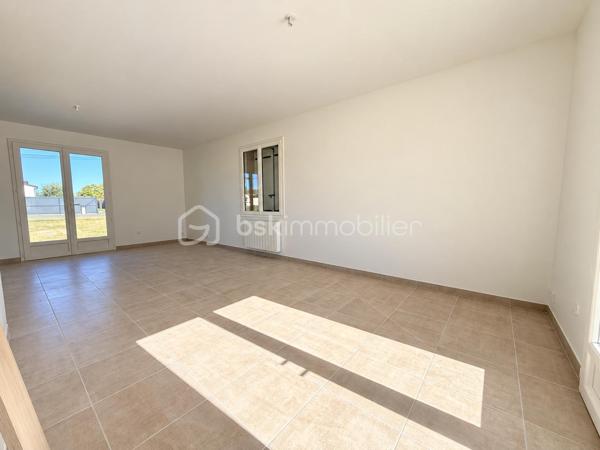 Aux portes de Sèvres-Anxaumont, découvrez cette maison familiale aux beaux volumes, bénéficiant d’une rénovation intérieure complète et d’un vaste terrain de plus de 2 000 m² !

Située à Saint-Julien-l’Ars, cette maison construite en 1983 développe environ 112 m² habitables et offre un cadre de vie agréable, avec de beaux espaces intérieurs et un extérieur généreux.

Dès l’entrée, vous serez accueilli par un grand hall avec placard de rangement, qui dessert un salon-séjour lumineux et une cuisine semi-ouverte, aménagée et équipée. Vous y retrouverez notamment une plaque à induction, une hotte, un réfrigérateur intégré, un four et un four micro-ondes.

Quelques marches mènent à l’espace nuit, composé de 4 belles chambres, dont 2 avec placards, d’une salle d’eau contemporaine entièrement rénovée et d’un WC indépendant.

Un intérieur entièrement rénové pour un confort immédiat ! Les travaux comprennent le remplacement de toutes les menuiseries extérieures et de la porte d’entrée, l’installation de volets battants en PVC, la réfection complète de l’électricité, la pose de nouveaux revêtements de sol, la rénovation des peintures, ainsi que l’installation de radiateurs électriques à inertie récents. La cuisine équipée et la salle d’eau ont également été entièrement refaites. Le chauffe-eau a été remplacé en 2022.

Côté extérieur, vous profiterez d’une parcelle d’environ 2 030 m², offrant de nombreuses possibilités d’aménagement. Une terrasse d’environ 30 m², accessible depuis la cuisine et le salon, vous permettra de profiter pleinement des beaux jours. À l’arrière, la vue dégagée sur une zone naturelle non constructible apporte une agréable sensation d’espace.

Un autre atout vient compléter l’ensemble : un sous-sol semi-enterré de 68 m², équipé de quatre fenêtres en double vitrage et de deux points d’eau, avec la possibilité d’y stationner un véhicule. Il offre un espace pratique pour le rangement, le bricolage, une buanderie ou un atelier.

La maison dispose également d’un conduit de cheminée permettant d’envisager l’installation d’un poêle à granulés. 

Les travaux effectués sont documentés par des factures, justificatifs et garanties disponibles.

Les atouts de cette maison :

- 4 belles chambres
- Terrain de 2 030 m²
- Rénovation intérieure complète
- Cuisine aménagée et équipée à neuf
- Salle d’eau contemporaine rénovée
- Électricité, menuiseries, sols et chauffage rénovés ou remplacés

- Sous-sol de 68 m²
- Terrasse de 30 m²
- Tout-à-l’égout

Vue dégagée sur une zone naturelle

Situation recherchée aux portes de Sèvres-Anxaumont

Vous recherchez une maison familiale avec 4 chambres, un grand terrain et un intérieur rénové ? Contactez-moi pour découvrir ce bien et organiser une visite !
