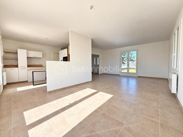 Aux portes de Sèvres-Anxaumont, découvrez cette maison familiale aux beaux volumes, bénéficiant d’une rénovation intérieure complète et d’un vaste terrain de plus de 2 000 m² !

Située à Saint-Julien-l’Ars, cette maison construite en 1983 développe environ 112 m² habitables et offre un cadre de vie agréable, avec de beaux espaces intérieurs et un extérieur généreux.

Dès l’entrée, vous serez accueilli par un grand hall avec placard de rangement, qui dessert un salon-séjour lumineux et une cuisine semi-ouverte, aménagée et équipée. Vous y retrouverez notamment une plaque à induction, une hotte, un réfrigérateur intégré, un four et un four micro-ondes.

Quelques marches mènent à l’espace nuit, composé de 4 belles chambres, dont 2 avec placards, d’une salle d’eau contemporaine entièrement rénovée et d’un WC indépendant.

Un intérieur entièrement rénové pour un confort immédiat ! Les travaux comprennent le remplacement de toutes les menuiseries extérieures et de la porte d’entrée, l’installation de volets battants en PVC, la réfection complète de l’électricité, la pose de nouveaux revêtements de sol, la rénovation des peintures, ainsi que l’installation de radiateurs électriques à inertie récents. La cuisine équipée et la salle d’eau ont également été entièrement refaites. Le chauffe-eau a été remplacé en 2022.

Côté extérieur, vous profiterez d’une parcelle d’environ 2 030 m², offrant de nombreuses possibilités d’aménagement. Une terrasse d’environ 30 m², accessible depuis la cuisine et le salon, vous permettra de profiter pleinement des beaux jours. À l’arrière, la vue dégagée sur une zone naturelle non constructible apporte une agréable sensation d’espace.

Un autre atout vient compléter l’ensemble : un sous-sol semi-enterré de 68 m², équipé de quatre fenêtres en double vitrage et de deux points d’eau, avec la possibilité d’y stationner un véhicule. Il offre un espace pratique pour le rangement, le bricolage, une buanderie ou un atelier.

La maison dispose également d’un conduit de cheminée permettant d’envisager l’installation d’un poêle à granulés. 

Les travaux effectués sont documentés par des factures, justificatifs et garanties disponibles.

Les atouts de cette maison :

- 4 belles chambres
- Terrain de 2 030 m²
- Rénovation intérieure complète
- Cuisine aménagée et équipée à neuf
- Salle d’eau contemporaine rénovée
- Électricité, menuiseries, sols et chauffage rénovés ou remplacés

- Sous-sol de 68 m²
- Terrasse de 30 m²
- Tout-à-l’égout

Vue dégagée sur une zone naturelle

Situation recherchée aux portes de Sèvres-Anxaumont

Vous recherchez une maison familiale avec 4 chambres, un grand terrain et un intérieur rénové ? Contactez-moi pour découvrir ce bien et organiser une visite !