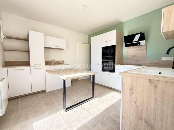 Aux portes de Sèvres-Anxaumont, découvrez cette maison familiale aux beaux volumes, bénéficiant d’une rénovation intérieure complète et d’un vaste terrain de plus de 2 000 m² !

Située à Saint-Julien-l’Ars, cette maison construite en 1983 développe environ 112 m² habitables et offre un cadre de vie agréable, avec de beaux espaces intérieurs et un extérieur généreux.

Dès l’entrée, vous serez accueilli par un grand hall avec placard de rangement, qui dessert un salon-séjour lumineux et une cuisine semi-ouverte, aménagée et équipée. Vous y retrouverez notamment une plaque à induction, une hotte, un réfrigérateur intégré, un four et un four micro-ondes.

Quelques marches mènent à l’espace nuit, composé de 4 belles chambres, dont 2 avec placards, d’une salle d’eau contemporaine entièrement rénovée et d’un WC indépendant.

Un intérieur entièrement rénové pour un confort immédiat ! Les travaux comprennent le remplacement de toutes les menuiseries extérieures et de la porte d’entrée, l’installation de volets battants en PVC, la réfection complète de l’électricité, la pose de nouveaux revêtements de sol, la rénovation des peintures, ainsi que l’installation de radiateurs électriques à inertie récents. La cuisine équipée et la salle d’eau ont également été entièrement refaites. Le chauffe-eau a été remplacé en 2022.

Côté extérieur, vous profiterez d’une parcelle d’environ 2 030 m², offrant de nombreuses possibilités d’aménagement. Une terrasse d’environ 30 m², accessible depuis la cuisine et le salon, vous permettra de profiter pleinement des beaux jours. À l’arrière, la vue dégagée sur une zone naturelle non constructible apporte une agréable sensation d’espace.

Un autre atout vient compléter l’ensemble : un sous-sol semi-enterré de 68 m², équipé de quatre fenêtres en double vitrage et de deux points d’eau, avec la possibilité d’y stationner un véhicule. Il offre un espace pratique pour le rangement, le bricolage, une buanderie ou un atelier.

La maison dispose également d’un conduit de cheminée permettant d’envisager l’installation d’un poêle à granulés. 

Les travaux effectués sont documentés par des factures, justificatifs et garanties disponibles.

Les atouts de cette maison :

- 4 belles chambres
- Terrain de 2 030 m²
- Rénovation intérieure complète
- Cuisine aménagée et équipée à neuf
- Salle d’eau contemporaine rénovée
- Électricité, menuiseries, sols et chauffage rénovés ou remplacés

- Sous-sol de 68 m²
- Terrasse de 30 m²
- Tout-à-l’égout

Vue dégagée sur une zone naturelle

Situation recherchée aux portes de Sèvres-Anxaumont

Vous recherchez une maison familiale avec 4 chambres, un grand terrain et un intérieur rénové ? Contactez-moi pour découvrir ce bien et organiser une visite !