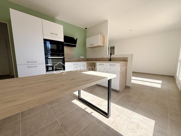 Aux portes de Sèvres-Anxaumont, découvrez cette maison familiale aux beaux volumes, bénéficiant d’une rénovation intérieure complète et d’un vaste terrain de plus de 2 000 m² !

Située à Saint-Julien-l’Ars, cette maison construite en 1983 développe environ 112 m² habitables et offre un cadre de vie agréable, avec de beaux espaces intérieurs et un extérieur généreux.

Dès l’entrée, vous serez accueilli par un grand hall avec placard de rangement, qui dessert un salon-séjour lumineux et une cuisine semi-ouverte, aménagée et équipée. Vous y retrouverez notamment une plaque à induction, une hotte, un réfrigérateur intégré, un four et un four micro-ondes.

Quelques marches mènent à l’espace nuit, composé de 4 belles chambres, dont 2 avec placards, d’une salle d’eau contemporaine entièrement rénovée et d’un WC indépendant.

Un intérieur entièrement rénové pour un confort immédiat ! Les travaux comprennent le remplacement de toutes les menuiseries extérieures et de la porte d’entrée, l’installation de volets battants en PVC, la réfection complète de l’électricité, la pose de nouveaux revêtements de sol, la rénovation des peintures, ainsi que l’installation de radiateurs électriques à inertie récents. La cuisine équipée et la salle d’eau ont également été entièrement refaites. Le chauffe-eau a été remplacé en 2022.

Côté extérieur, vous profiterez d’une parcelle d’environ 2 030 m², offrant de nombreuses possibilités d’aménagement. Une terrasse d’environ 30 m², accessible depuis la cuisine et le salon, vous permettra de profiter pleinement des beaux jours. À l’arrière, la vue dégagée sur une zone naturelle non constructible apporte une agréable sensation d’espace.

Un autre atout vient compléter l’ensemble : un sous-sol semi-enterré de 68 m², équipé de quatre fenêtres en double vitrage et de deux points d’eau, avec la possibilité d’y stationner un véhicule. Il offre un espace pratique pour le rangement, le bricolage, une buanderie ou un atelier.

La maison dispose également d’un conduit de cheminée permettant d’envisager l’installation d’un poêle à granulés. 

Les travaux effectués sont documentés par des factures, justificatifs et garanties disponibles.

Les atouts de cette maison :

- 4 belles chambres
- Terrain de 2 030 m²
- Rénovation intérieure complète
- Cuisine aménagée et équipée à neuf
- Salle d’eau contemporaine rénovée
- Électricité, menuiseries, sols et chauffage rénovés ou remplacés

- Sous-sol de 68 m²
- Terrasse de 30 m²
- Tout-à-l’égout

Vue dégagée sur une zone naturelle

Situation recherchée aux portes de Sèvres-Anxaumont

Vous recherchez une maison familiale avec 4 chambres, un grand terrain et un intérieur rénové ? Contactez-moi pour découvrir ce bien et organiser une visite !