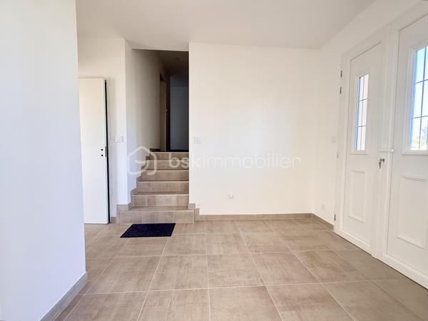 Aux portes de Sèvres-Anxaumont, découvrez cette maison familiale aux beaux volumes, bénéficiant d’une rénovation intérieure complète et d’un vaste terrain de plus de 2 000 m² !

Située à Saint-Julien-l’Ars, cette maison construite en 1983 développe environ 112 m² habitables et offre un cadre de vie agréable, avec de beaux espaces intérieurs et un extérieur généreux.

Dès l’entrée, vous serez accueilli par un grand hall avec placard de rangement, qui dessert un salon-séjour lumineux et une cuisine semi-ouverte, aménagée et équipée. Vous y retrouverez notamment une plaque à induction, une hotte, un réfrigérateur intégré, un four et un four micro-ondes.

Quelques marches mènent à l’espace nuit, composé de 4 belles chambres, dont 2 avec placards, d’une salle d’eau contemporaine entièrement rénovée et d’un WC indépendant.

Un intérieur entièrement rénové pour un confort immédiat ! Les travaux comprennent le remplacement de toutes les menuiseries extérieures et de la porte d’entrée, l’installation de volets battants en PVC, la réfection complète de l’électricité, la pose de nouveaux revêtements de sol, la rénovation des peintures, ainsi que l’installation de radiateurs électriques à inertie récents. La cuisine équipée et la salle d’eau ont également été entièrement refaites. Le chauffe-eau a été remplacé en 2022.

Côté extérieur, vous profiterez d’une parcelle d’environ 2 030 m², offrant de nombreuses possibilités d’aménagement. Une terrasse d’environ 30 m², accessible depuis la cuisine et le salon, vous permettra de profiter pleinement des beaux jours. À l’arrière, la vue dégagée sur une zone naturelle non constructible apporte une agréable sensation d’espace.

Un autre atout vient compléter l’ensemble : un sous-sol semi-enterré de 68 m², équipé de quatre fenêtres en double vitrage et de deux points d’eau, avec la possibilité d’y stationner un véhicule. Il offre un espace pratique pour le rangement, le bricolage, une buanderie ou un atelier.

La maison dispose également d’un conduit de cheminée permettant d’envisager l’installation d’un poêle à granulés. 

Les travaux effectués sont documentés par des factures, justificatifs et garanties disponibles.

Les atouts de cette maison :

- 4 belles chambres
- Terrain de 2 030 m²
- Rénovation intérieure complète
- Cuisine aménagée et équipée à neuf
- Salle d’eau contemporaine rénovée
- Électricité, menuiseries, sols et chauffage rénovés ou remplacés

- Sous-sol de 68 m²
- Terrasse de 30 m²
- Tout-à-l’égout

Vue dégagée sur une zone naturelle

Situation recherchée aux portes de Sèvres-Anxaumont

Vous recherchez une maison familiale avec 4 chambres, un grand terrain et un intérieur rénové ? Contactez-moi pour découvrir ce bien et organiser une visite !