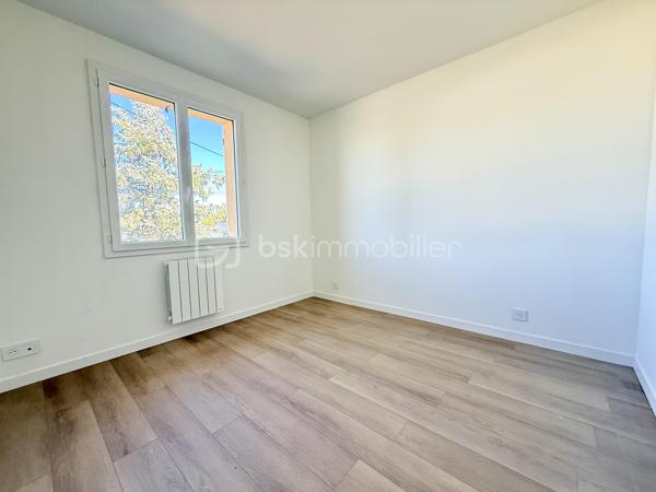 Aux portes de Sèvres-Anxaumont, découvrez cette maison familiale aux beaux volumes, bénéficiant d’une rénovation intérieure complète et d’un vaste terrain de plus de 2 000 m² !

Située à Saint-Julien-l’Ars, cette maison construite en 1983 développe environ 112 m² habitables et offre un cadre de vie agréable, avec de beaux espaces intérieurs et un extérieur généreux.

Dès l’entrée, vous serez accueilli par un grand hall avec placard de rangement, qui dessert un salon-séjour lumineux et une cuisine semi-ouverte, aménagée et équipée. Vous y retrouverez notamment une plaque à induction, une hotte, un réfrigérateur intégré, un four et un four micro-ondes.

Quelques marches mènent à l’espace nuit, composé de 4 belles chambres, dont 2 avec placards, d’une salle d’eau contemporaine entièrement rénovée et d’un WC indépendant.

Un intérieur entièrement rénové pour un confort immédiat ! Les travaux comprennent le remplacement de toutes les menuiseries extérieures et de la porte d’entrée, l’installation de volets battants en PVC, la réfection complète de l’électricité, la pose de nouveaux revêtements de sol, la rénovation des peintures, ainsi que l’installation de radiateurs électriques à inertie récents. La cuisine équipée et la salle d’eau ont également été entièrement refaites. Le chauffe-eau a été remplacé en 2022.

Côté extérieur, vous profiterez d’une parcelle d’environ 2 030 m², offrant de nombreuses possibilités d’aménagement. Une terrasse d’environ 30 m², accessible depuis la cuisine et le salon, vous permettra de profiter pleinement des beaux jours. À l’arrière, la vue dégagée sur une zone naturelle non constructible apporte une agréable sensation d’espace.

Un autre atout vient compléter l’ensemble : un sous-sol semi-enterré de 68 m², équipé de quatre fenêtres en double vitrage et de deux points d’eau, avec la possibilité d’y stationner un véhicule. Il offre un espace pratique pour le rangement, le bricolage, une buanderie ou un atelier.

La maison dispose également d’un conduit de cheminée permettant d’envisager l’installation d’un poêle à granulés. 

Les travaux effectués sont documentés par des factures, justificatifs et garanties disponibles.

Les atouts de cette maison :

- 4 belles chambres
- Terrain de 2 030 m²
- Rénovation intérieure complète
- Cuisine aménagée et équipée à neuf
- Salle d’eau contemporaine rénovée
- Électricité, menuiseries, sols et chauffage rénovés ou remplacés

- Sous-sol de 68 m²
- Terrasse de 30 m²
- Tout-à-l’égout

Vue dégagée sur une zone naturelle

Situation recherchée aux portes de Sèvres-Anxaumont

Vous recherchez une maison familiale avec 4 chambres, un grand terrain et un intérieur rénové ? Contactez-moi pour découvrir ce bien et organiser une visite !