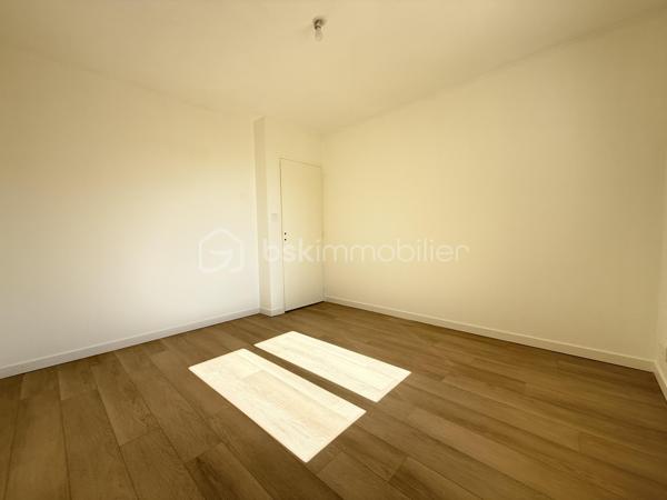 Aux portes de Sèvres-Anxaumont, découvrez cette maison familiale aux beaux volumes, bénéficiant d’une rénovation intérieure complète et d’un vaste terrain de plus de 2 000 m² !

Située à Saint-Julien-l’Ars, cette maison construite en 1983 développe environ 112 m² habitables et offre un cadre de vie agréable, avec de beaux espaces intérieurs et un extérieur généreux.

Dès l’entrée, vous serez accueilli par un grand hall avec placard de rangement, qui dessert un salon-séjour lumineux et une cuisine semi-ouverte, aménagée et équipée. Vous y retrouverez notamment une plaque à induction, une hotte, un réfrigérateur intégré, un four et un four micro-ondes.

Quelques marches mènent à l’espace nuit, composé de 4 belles chambres, dont 2 avec placards, d’une salle d’eau contemporaine entièrement rénovée et d’un WC indépendant.

Un intérieur entièrement rénové pour un confort immédiat ! Les travaux comprennent le remplacement de toutes les menuiseries extérieures et de la porte d’entrée, l’installation de volets battants en PVC, la réfection complète de l’électricité, la pose de nouveaux revêtements de sol, la rénovation des peintures, ainsi que l’installation de radiateurs électriques à inertie récents. La cuisine équipée et la salle d’eau ont également été entièrement refaites. Le chauffe-eau a été remplacé en 2022.

Côté extérieur, vous profiterez d’une parcelle d’environ 2 030 m², offrant de nombreuses possibilités d’aménagement. Une terrasse d’environ 30 m², accessible depuis la cuisine et le salon, vous permettra de profiter pleinement des beaux jours. À l’arrière, la vue dégagée sur une zone naturelle non constructible apporte une agréable sensation d’espace.

Un autre atout vient compléter l’ensemble : un sous-sol semi-enterré de 68 m², équipé de quatre fenêtres en double vitrage et de deux points d’eau, avec la possibilité d’y stationner un véhicule. Il offre un espace pratique pour le rangement, le bricolage, une buanderie ou un atelier.

La maison dispose également d’un conduit de cheminée permettant d’envisager l’installation d’un poêle à granulés. 

Les travaux effectués sont documentés par des factures, justificatifs et garanties disponibles.

Les atouts de cette maison :

- 4 belles chambres
- Terrain de 2 030 m²
- Rénovation intérieure complète
- Cuisine aménagée et équipée à neuf
- Salle d’eau contemporaine rénovée
- Électricité, menuiseries, sols et chauffage rénovés ou remplacés

- Sous-sol de 68 m²
- Terrasse de 30 m²
- Tout-à-l’égout

Vue dégagée sur une zone naturelle

Situation recherchée aux portes de Sèvres-Anxaumont

Vous recherchez une maison familiale avec 4 chambres, un grand terrain et un intérieur rénové ? Contactez-moi pour découvrir ce bien et organiser une visite !