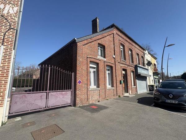 Une maison de ville semi-individuelle avec cellule commerciale, garage et jardin