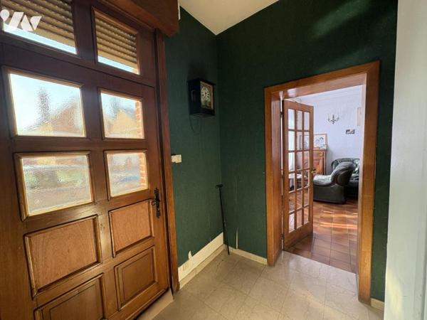 Une maison de ville semi-individuelle avec cellule commerciale, garage et jardin