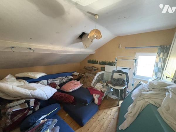 Une maison de ville semi-individuelle avec cellule commerciale, garage et jardin