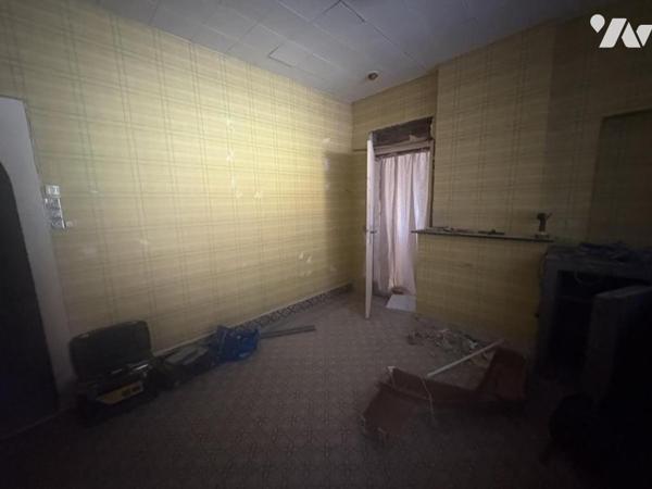 Une maison de ville semi-individuelle avec cellule commerciale, garage et jardin