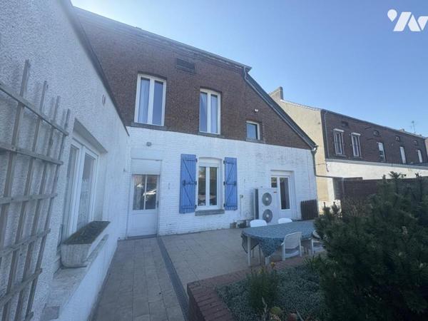 Une maison de ville semi-individuelle avec cellule commerciale, garage et jardin