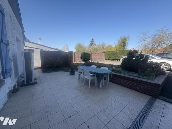 Une maison de ville semi-individuelle avec cellule commerciale, garage et jardin