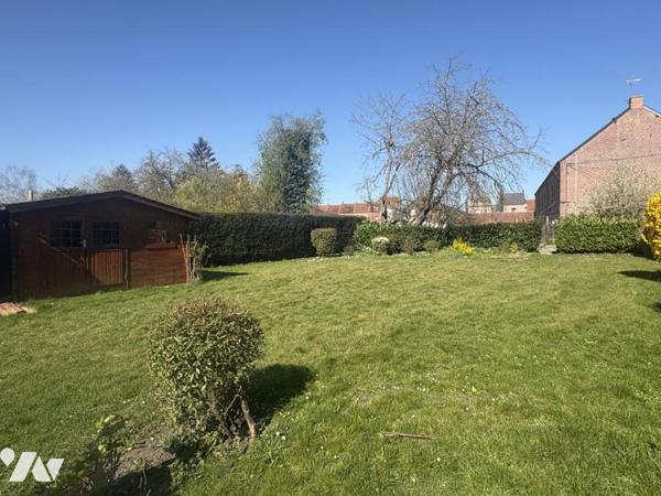 Une maison de ville semi-individuelle avec cellule commerciale, garage et jardin