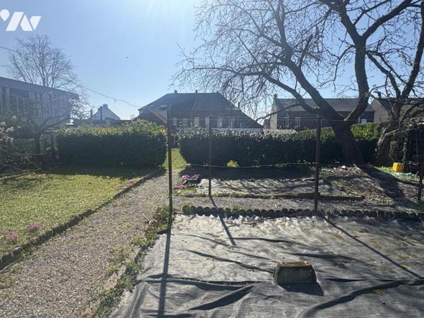 Une maison de ville semi-individuelle avec cellule commerciale, garage et jardin