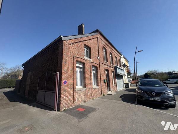 Une maison de ville semi-individuelle avec cellule commerciale, garage et jardin