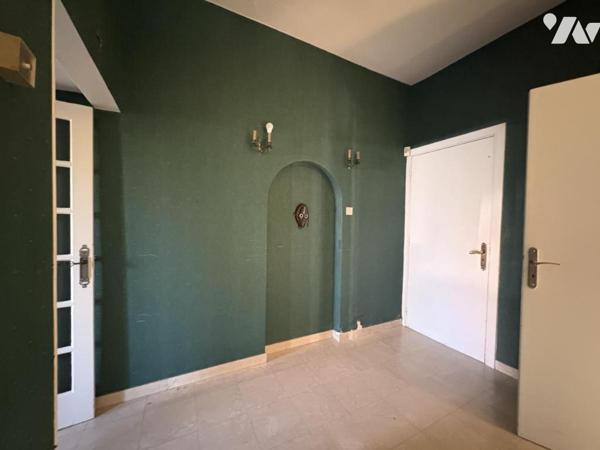 Une maison de ville semi-individuelle avec cellule commerciale, garage et jardin