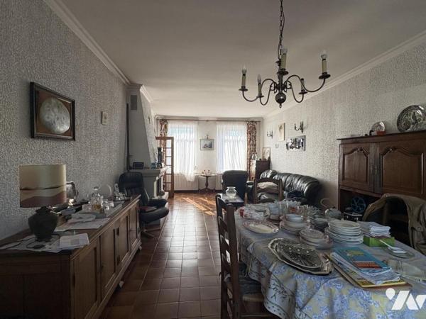 Une maison de ville semi-individuelle avec cellule commerciale, garage et jardin