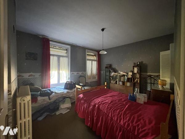 Une maison de ville semi-individuelle avec cellule commerciale, garage et jardin