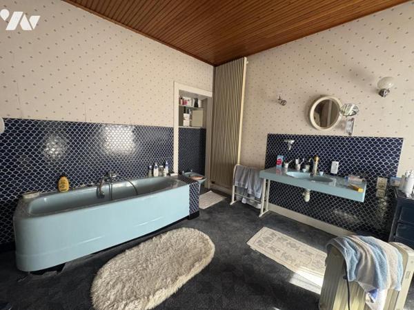 Une maison de ville semi-individuelle avec cellule commerciale, garage et jardin