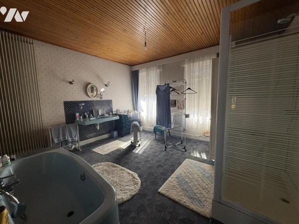 Une maison de ville semi-individuelle avec cellule commerciale, garage et jardin