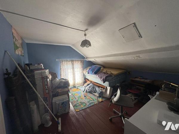 Une maison de ville semi-individuelle avec cellule commerciale, garage et jardin