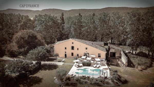 Domaine dans le Luberon - 2,6 ha - 1100 m2 - à vocation de tourisme de luxe et événementiel